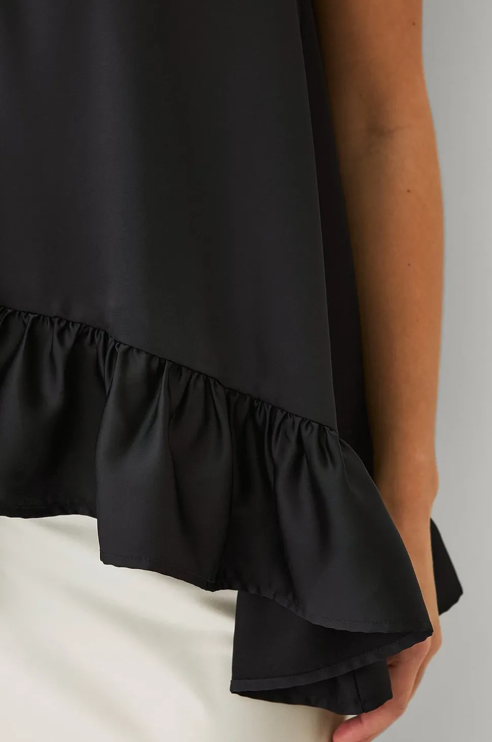 Ellos Collection Ärmlös blus med volang